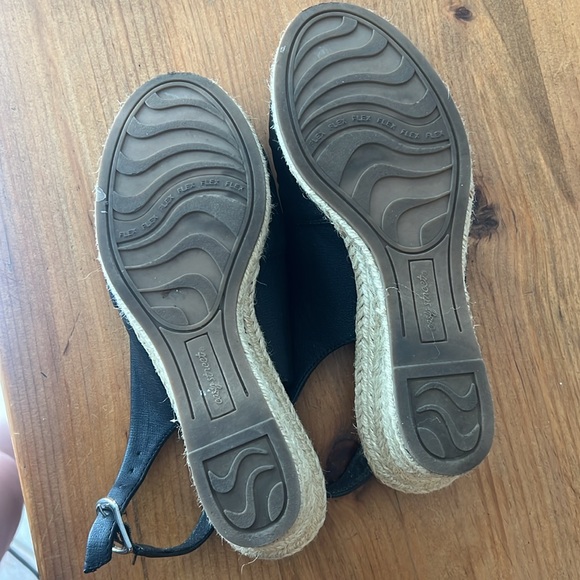 Easy Street Wedge Heels - Picture 5 of 6